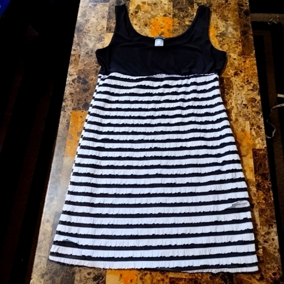 VENUS Dresses & Skirts - Venus striped ruffle dress
